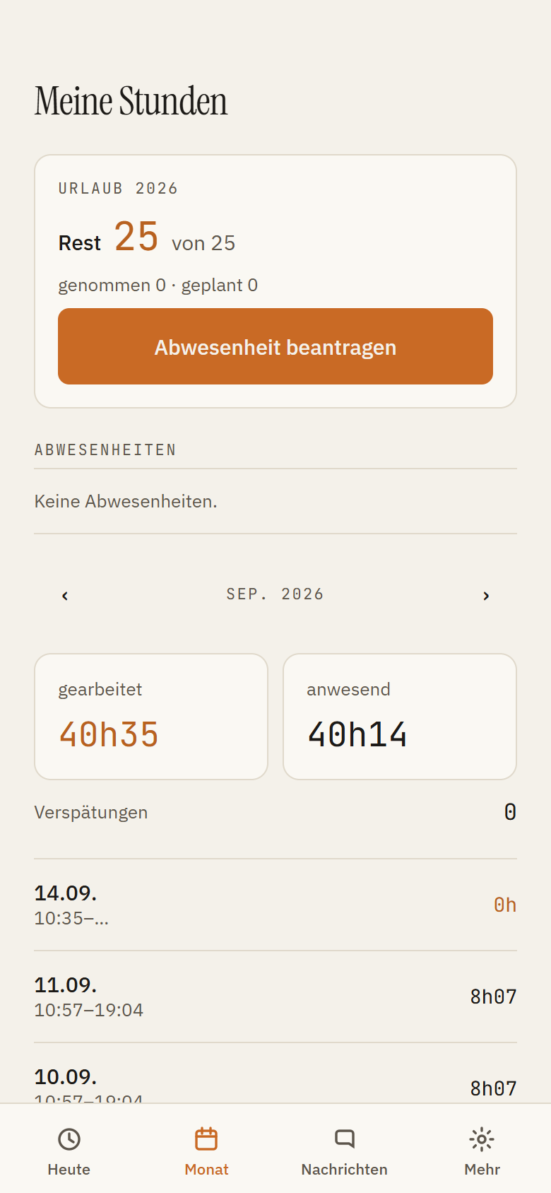 Die Monatsansicht der App mit Urlaubskonto und Anträgen
